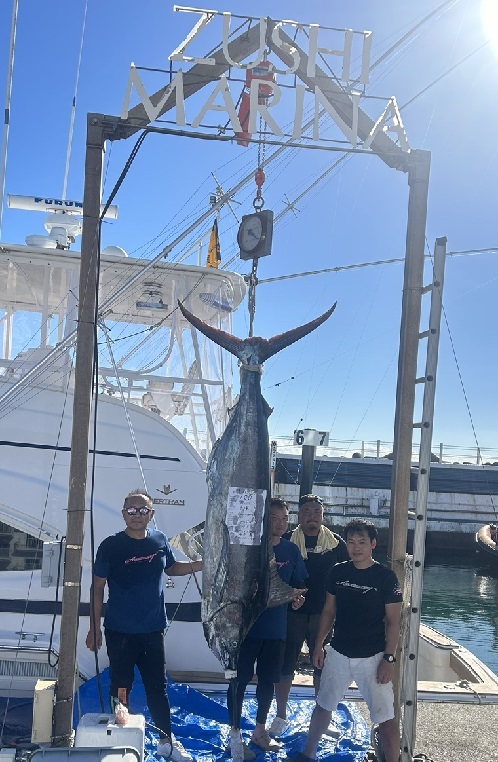 写真:釣り人たちとクロカジキ