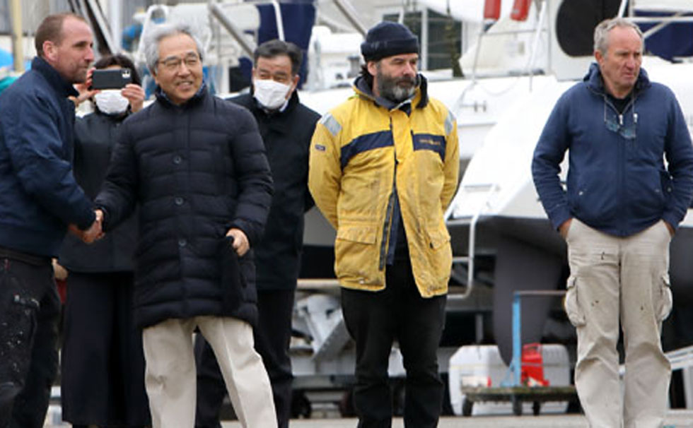 写真:渡邊会長、レストアチーム・リーダー、ベンジャミン・ホッブス、ポール・ハーベイ