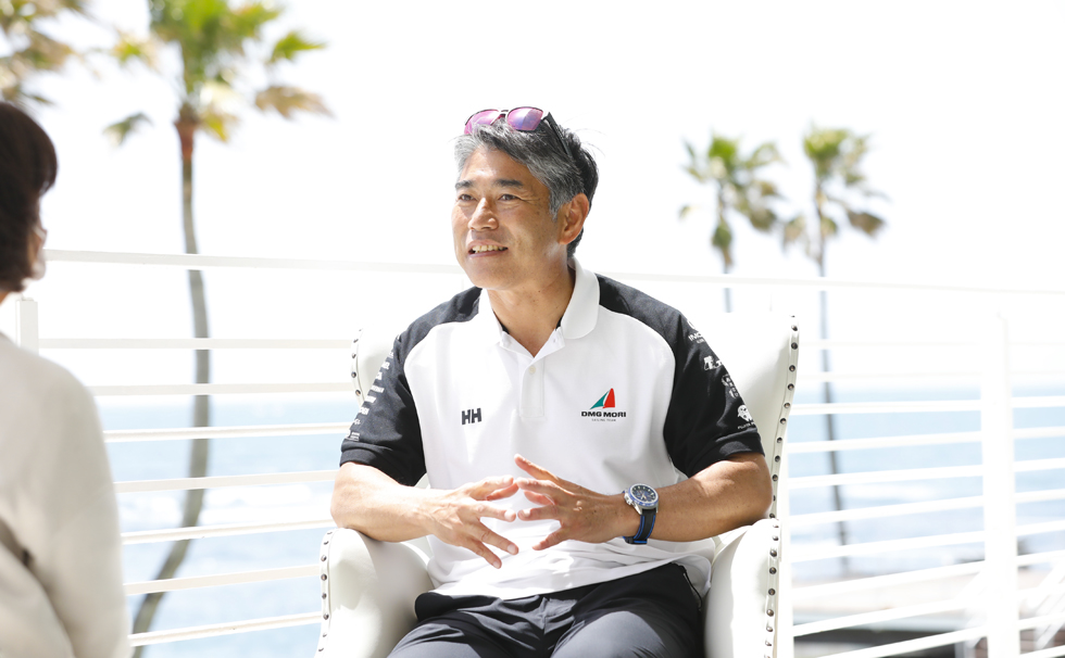 写真:インタビューを受ける白石康次郎氏