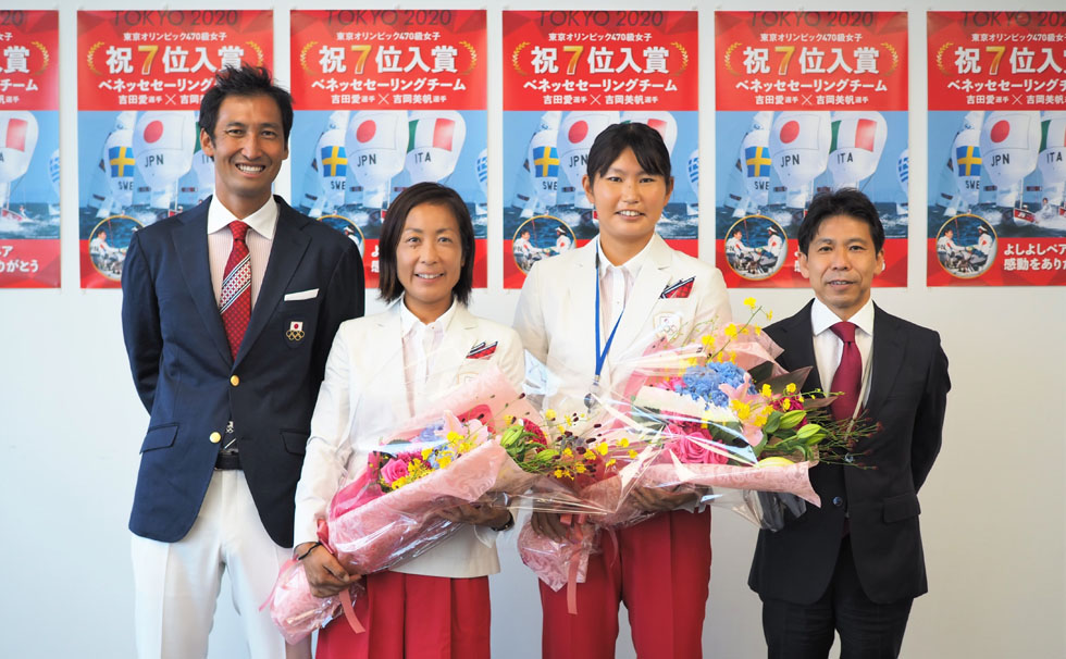 写真：社内報告会の様子