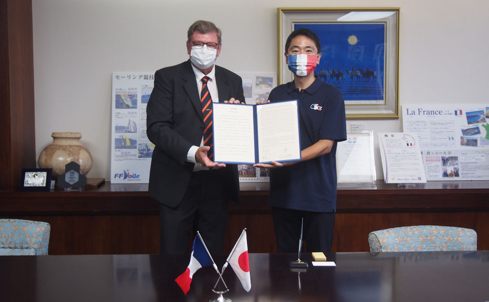 写真：調印式の様子