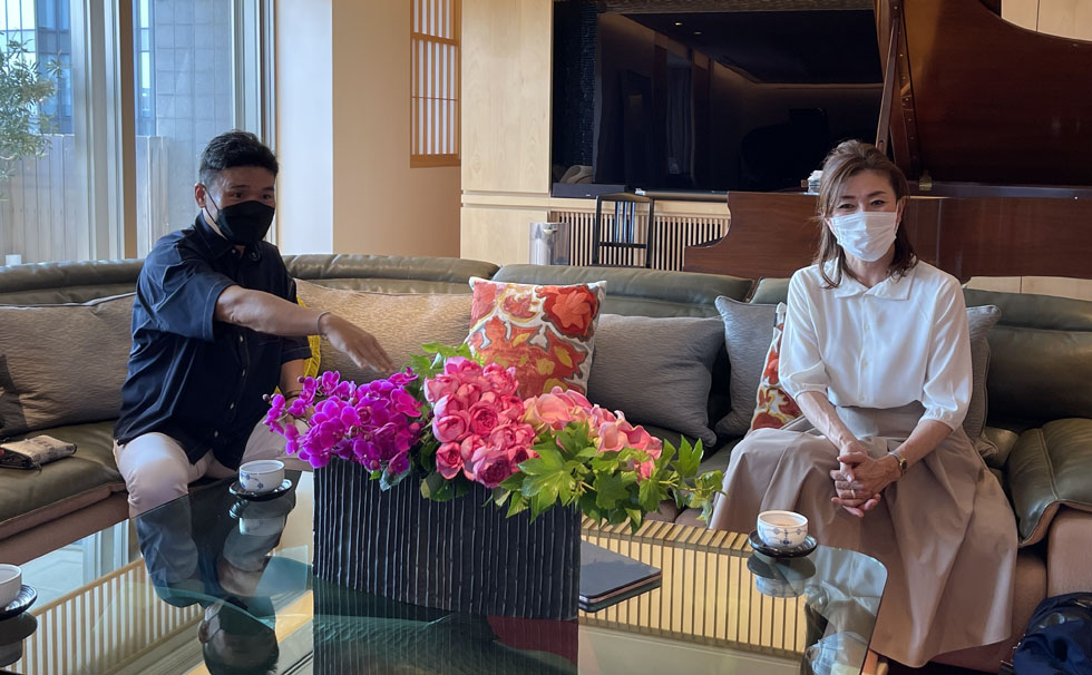 写真:インタビュー中の様子