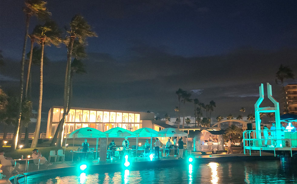 写真：プールサイドラウンジ