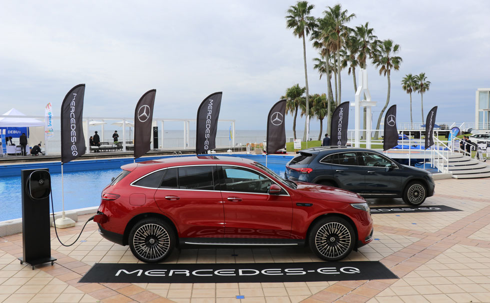 写真:「2050年カーボンニュートラル」・「2035年電動車のみ新車販売」