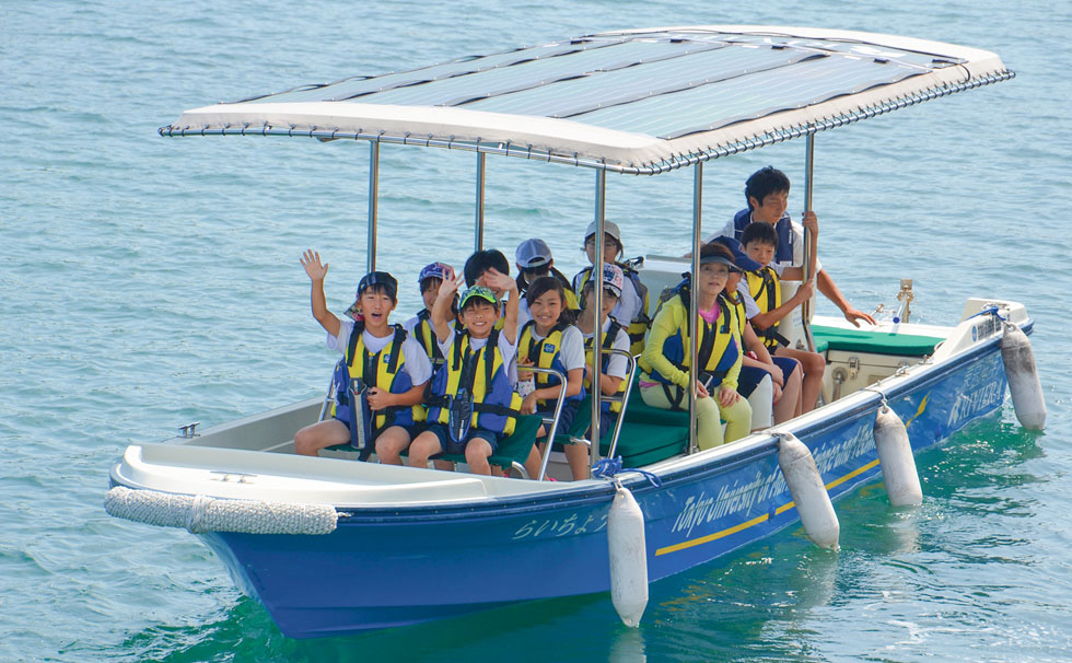 写真:電池推進船で環境問題も勉強
