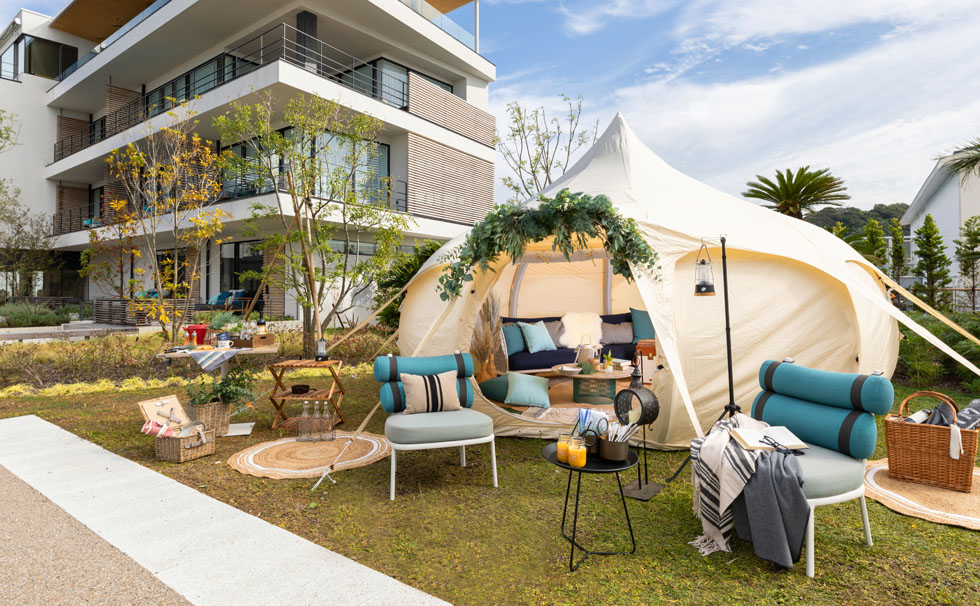 写真:グランピングテントを占有するホテルステイ