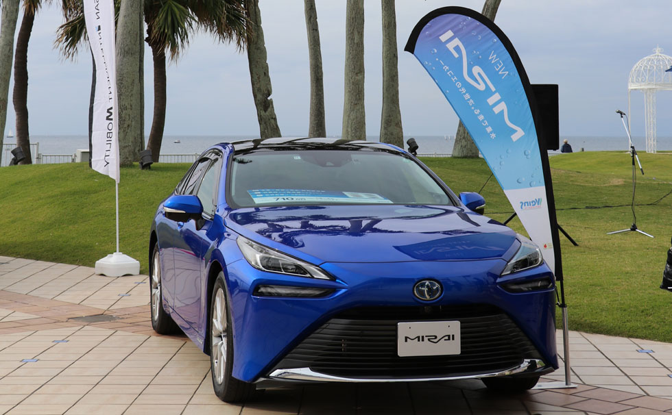 写真:「2050年カーボンニュートラル」・「2035年電動車のみ新車販売」