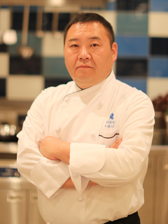 写真:リビエラグループ 総料理長 岡野信司