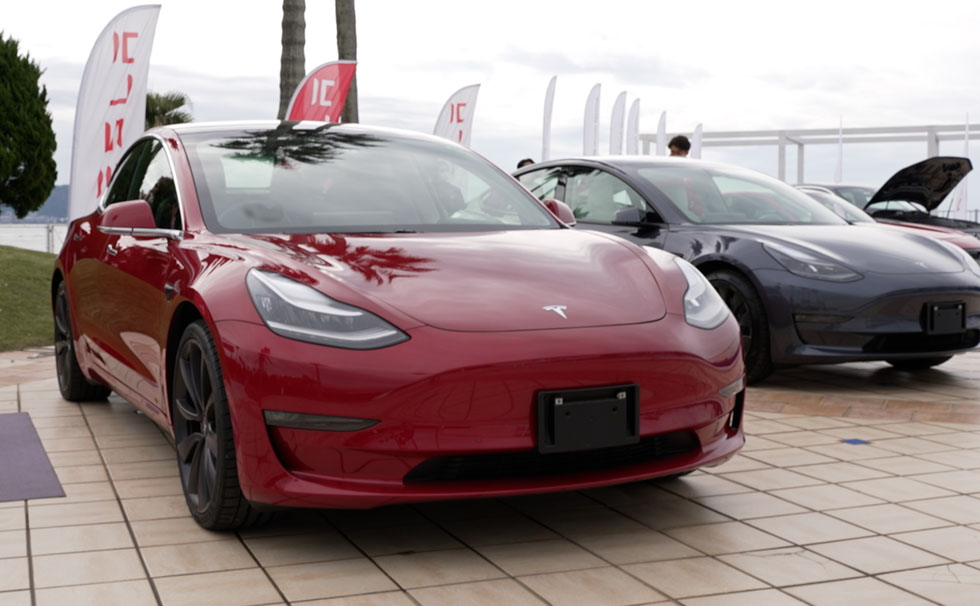 写真:「2050年カーボンニュートラル」・「2035年電動車のみ新車販売」