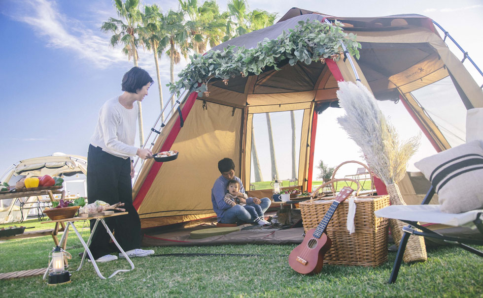 写真:靴を脱いで入れるテント