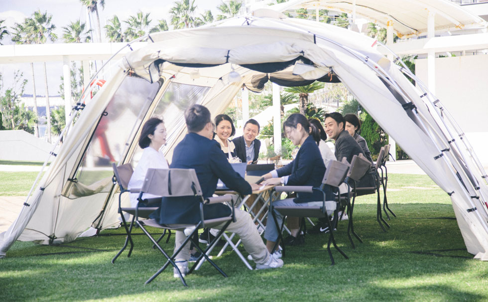 写真:自然の中で会議イメージ