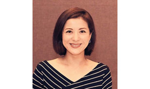 写真:司会 フリーアナウンサー 桑原 りさ氏