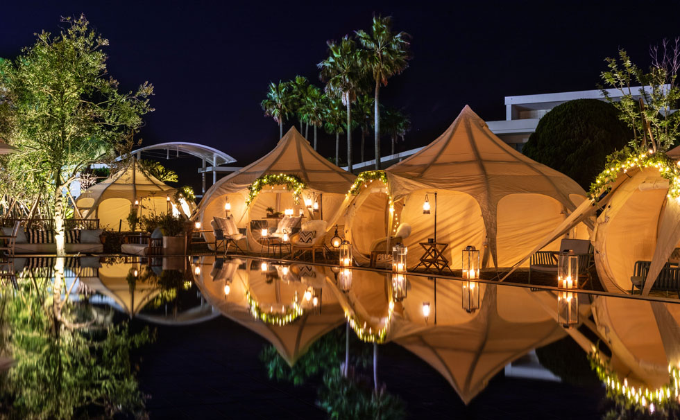 写真:水盤に映るテント