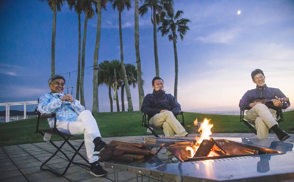 写真:焚き火を囲む