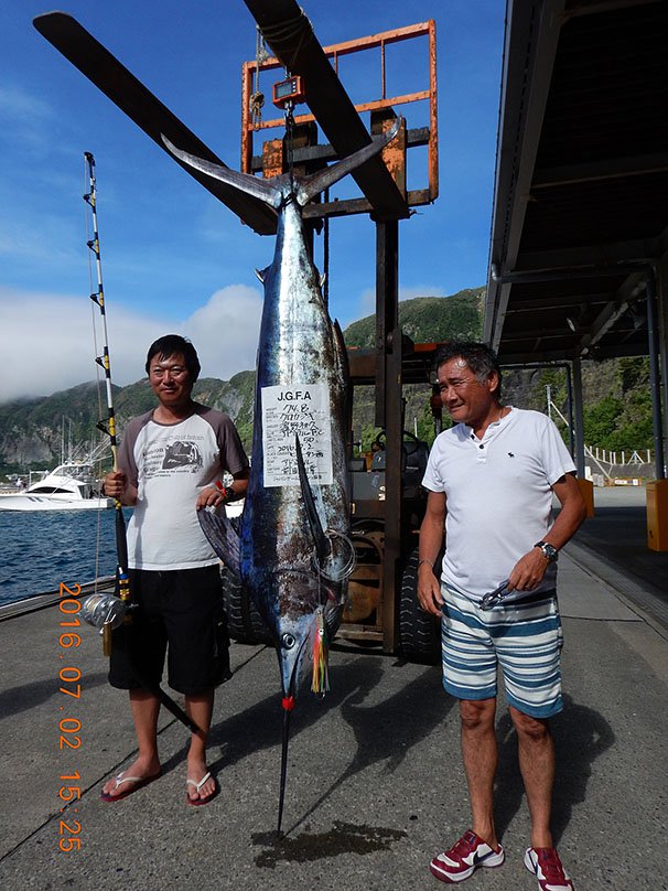 写真:釣り人とクロカジキ
