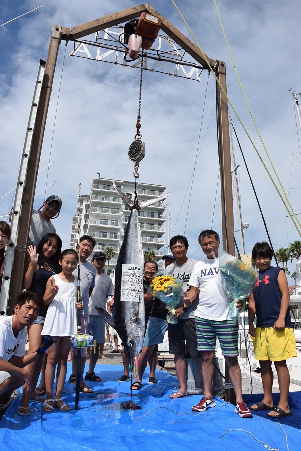 写真:釣り人たちとマカジキ