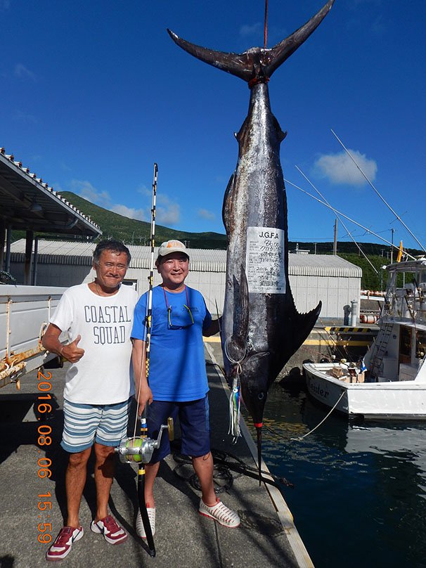 写真:釣り人とクロカジキ