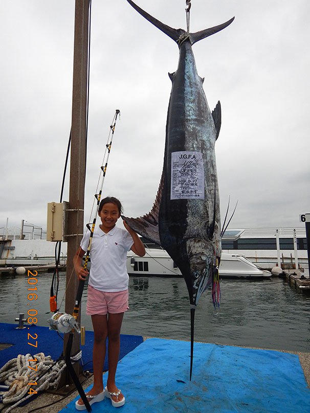写真:釣り人とクロカジキ