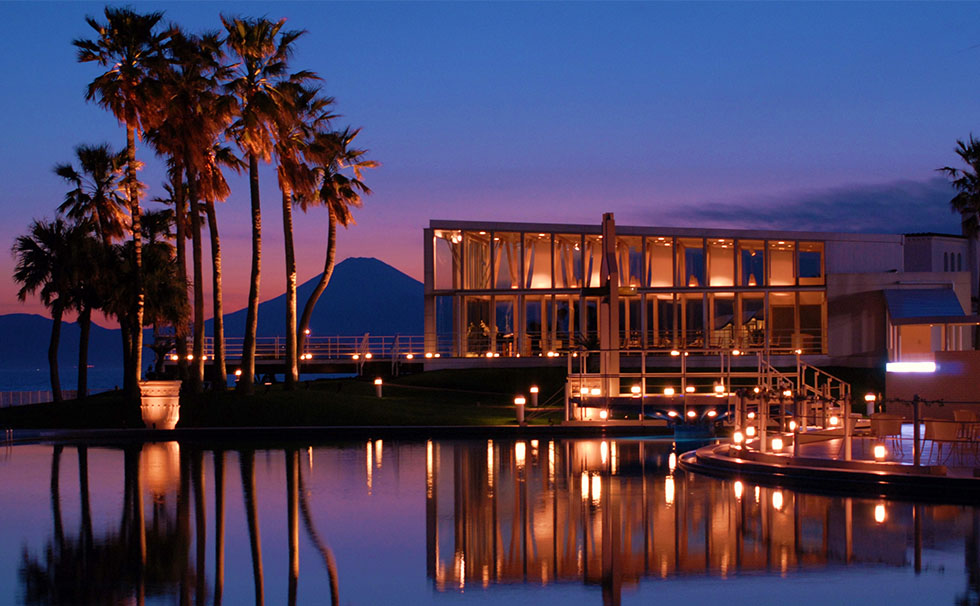 写真:リビエラ逗子マリーナのプールサイド